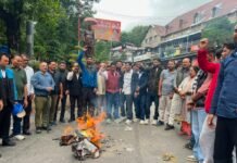नैनीताल -दिल्ली जंतर मंतर पर हुए लाठीचार्ज के विरोध में यूथ कांग्रेस का प्रदर्शन
