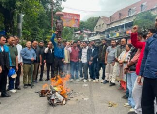 नैनीताल -दिल्ली जंतर मंतर पर हुए लाठीचार्ज के विरोध में यूथ कांग्रेस का प्रदर्शन