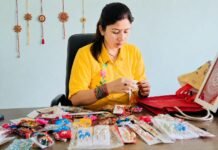 नैनीताल – रेशम की राखियों से आत्मनिर्भरता की नई डोर बुन रहीं महिलाएं