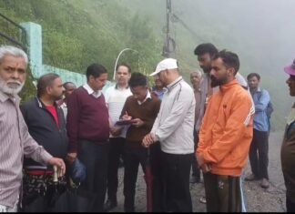 नैनीताल -भारी बारिश के बाद हुए भूस्खलन क्षेत्र का एसडीएम ने किया निरीक्षण