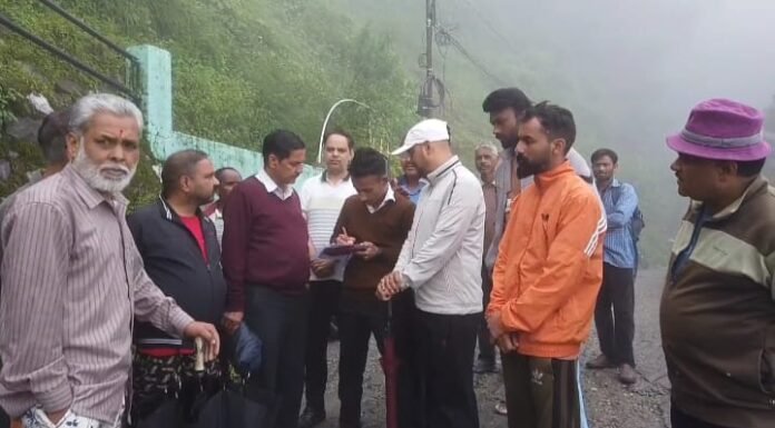 नैनीताल -भारी बारिश के बाद हुए भूस्खलन क्षेत्र का एसडीएम ने किया निरीक्षण
