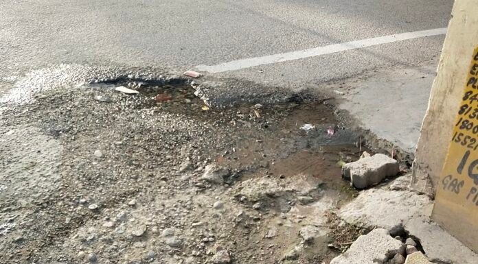 करनाल -नगर निगम की अनदेखी ,सालों से सड़क तोड़कर बह रहा साफ पानी