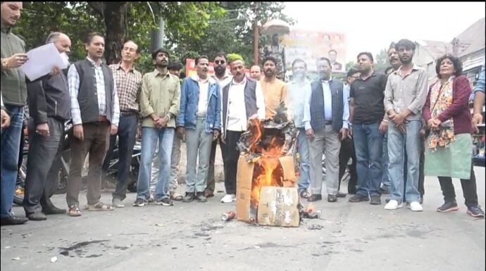 नैनीताल -नैनीताल में भाजपाइयों ने फूंका कांग्रेस का पुतला