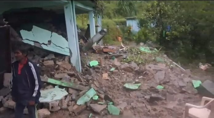 अल्मोड़ा -अल्मोड़ा के हवालबाग में बारिश का कहर , मलबे में तीन लोग दबे
