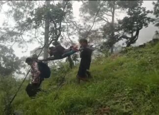 नैनीताल -8 किमी० डोली में लिटाकर बीमार महिला को पहुंचाया सड़क मार्ग तक