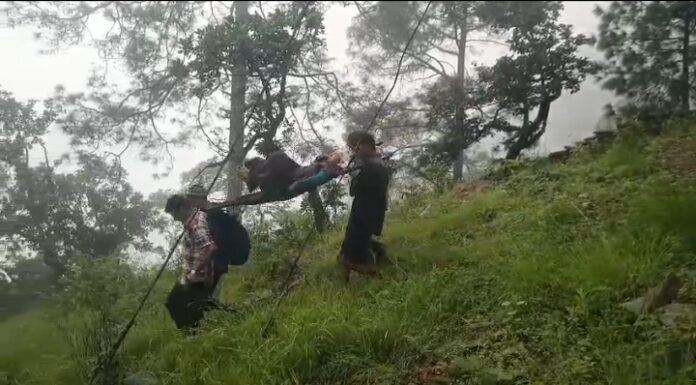 नैनीताल -8 किमी० डोली में लिटाकर बीमार महिला को पहुंचाया सड़क मार्ग तक