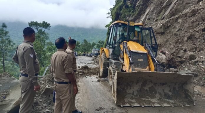 नैनीताल- भारी बारिश के बीच पुलिस ने मलबा हटवाकर यातायात किया बहाल
