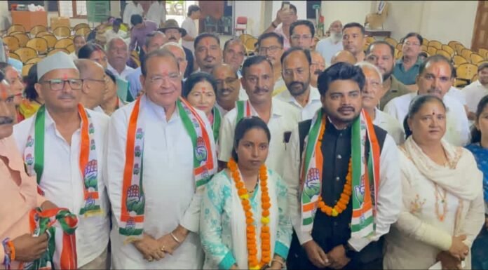 नैनीताल -समाजसेवी शीलू कुमार सभासद पत्नी सपना कुमारी ने साथियों के साथ थामा कांग्रेस का हाथ